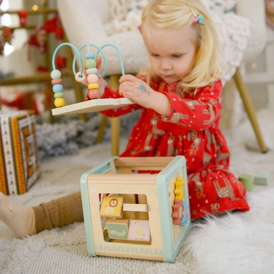 Dřevěná motorická kostka s aktivitami Louka Tooky Toy