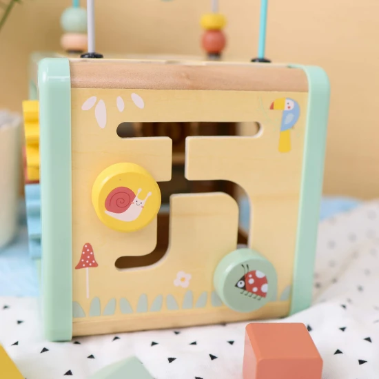Dřevěná motorická kostka s aktivitami Louka Tooky Toy