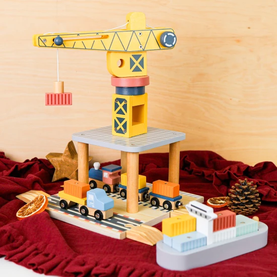 Dřevěný jeřáb pro děti a přístav vláčkodráha