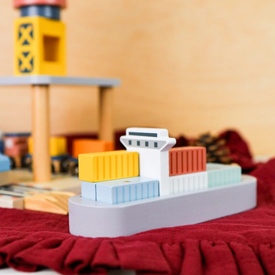 Dřevěný jeřáb pro děti a přístav vláčkodráha