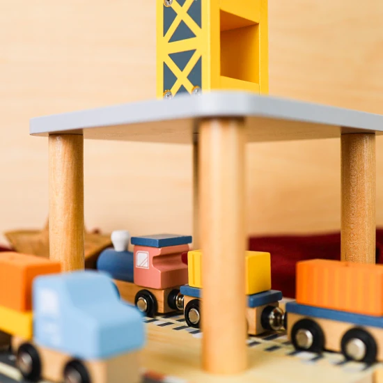 Dřevěný jeřáb pro děti a přístav vláčkodráha