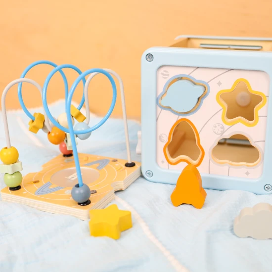 Tooky Toy Kostka s aktivitami Vesmír Dřevěná aktivita kostka s motivy vesmíru od Tooky Toy s bludištěm, vkládačkou a ozubenými kolečky.