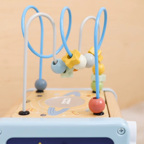 Tooky Toy Kostka s aktivitami Vesmír Dřevěná aktivita kostka s motivy vesmíru od Tooky Toy s bludištěm, vkládačkou a ozubenými kolečky.