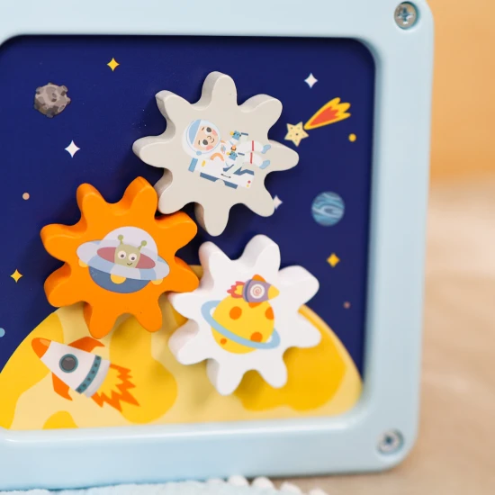 Tooky Toy Kostka s aktivitami Vesmír Dřevěná aktivita kostka s motivy vesmíru od Tooky Toy s bludištěm, vkládačkou a ozubenými kolečky.
