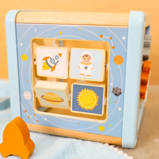 Tooky Toy Kostka s aktivitami Vesmír Dřevěná aktivita kostka s motivy vesmíru od Tooky Toy s bludištěm, vkládačkou a ozubenými kolečky.