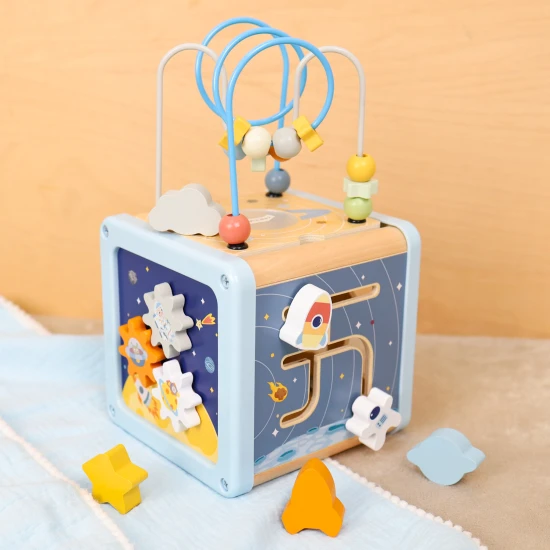 Tooky Toy Kostka s aktivitami Vesmír Dřevěná aktivita kostka s motivy vesmíru od Tooky Toy s bludištěm, vkládačkou a ozubenými kolečky.