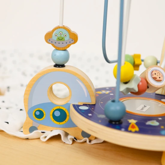 Dřevěný motorický labyrint s motivy vesmíru v krásných pastelových barvách.