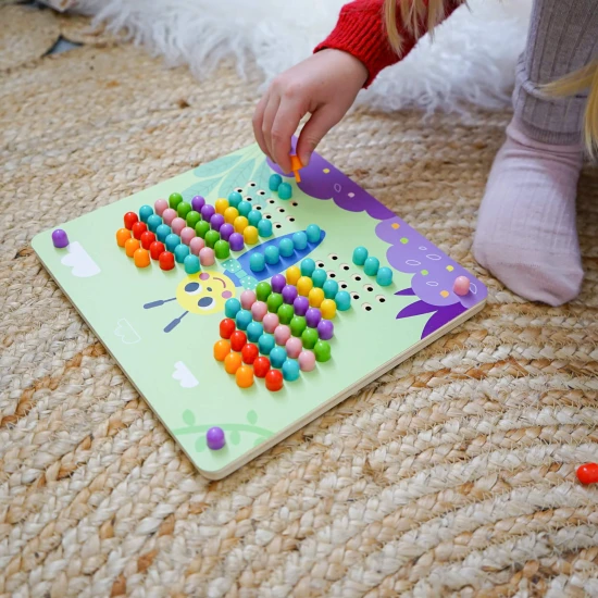 Maxi Mozaika - první společenská hra pro děti od 3 let. Rozvíjí kreativitu, jemnou motoriku a fantazii pomocí barevných hříbků a zvířátek.