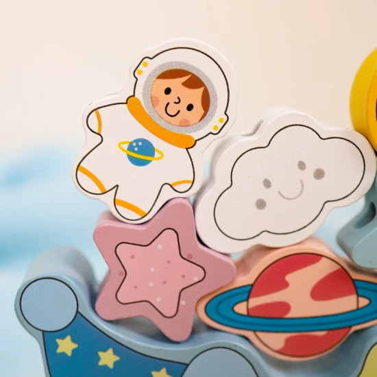 Dřevěná houpačka s vesmírnými kostkami a navlékání v jednom.