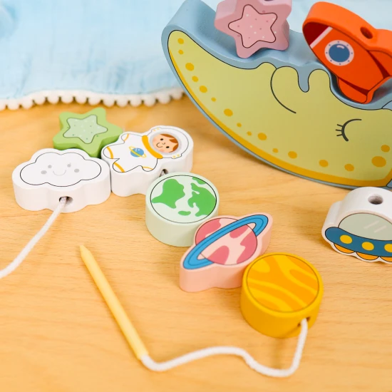 Dřevěná houpačka s vesmírnými kostkami a navlékání v jednom.