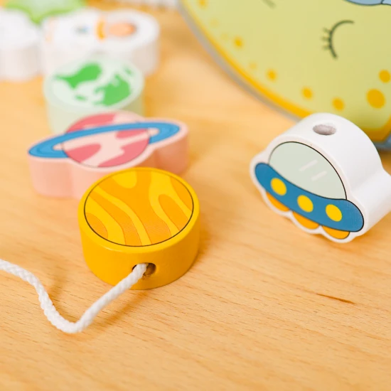 Dřevěná houpačka s vesmírnými kostkami a navlékání v jednom.