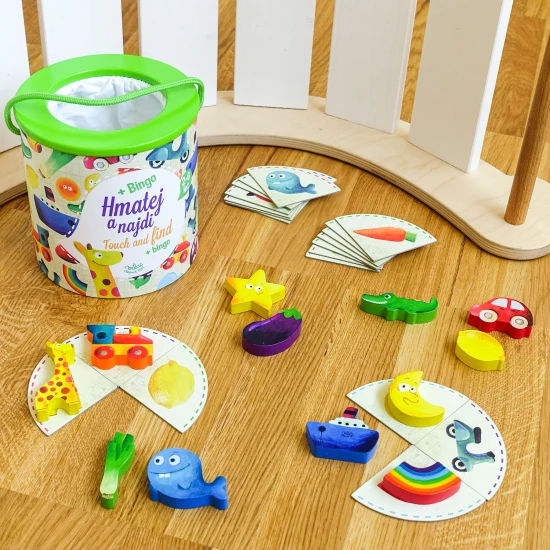 Vilac Hmatej a najdi Hra na hmatové rozpoznávání, jejímž principem je dát ruku do kapsy a najít požadovaný kousek podle obrázku na kartičce.