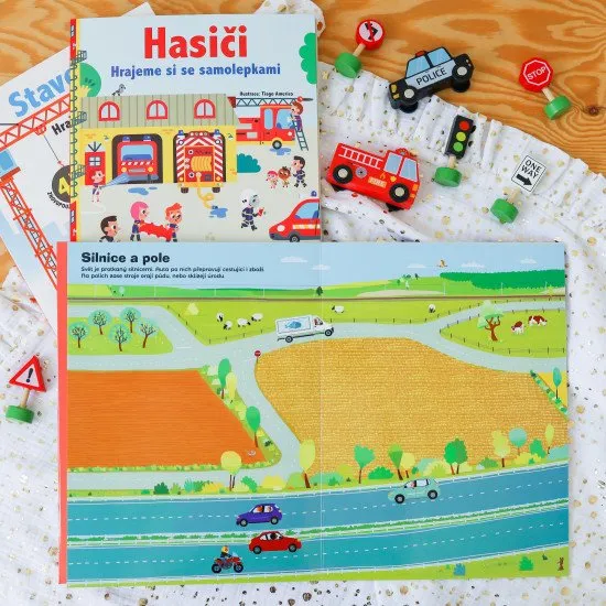 Titul obsahuje 10 barevných stran a 3 listy plné znovu použitelných samolepek.