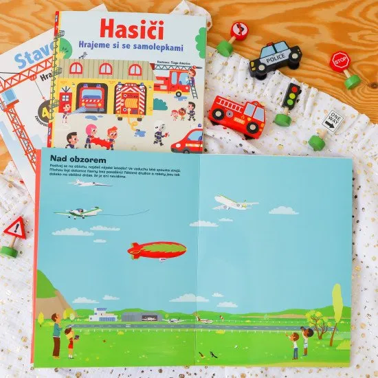 Titul obsahuje 10 barevných stran a 3 listy plné znovu použitelných samolepek.