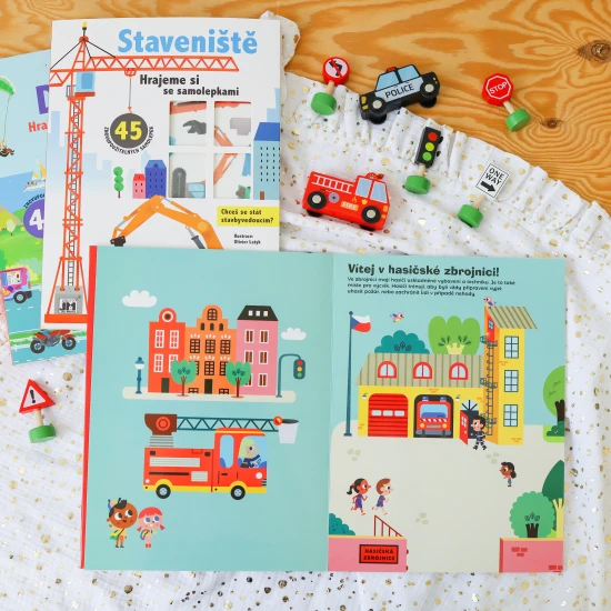 Titul obsahuje 10 barevných stran a 3 listy plné znovu použitelných samolepek.