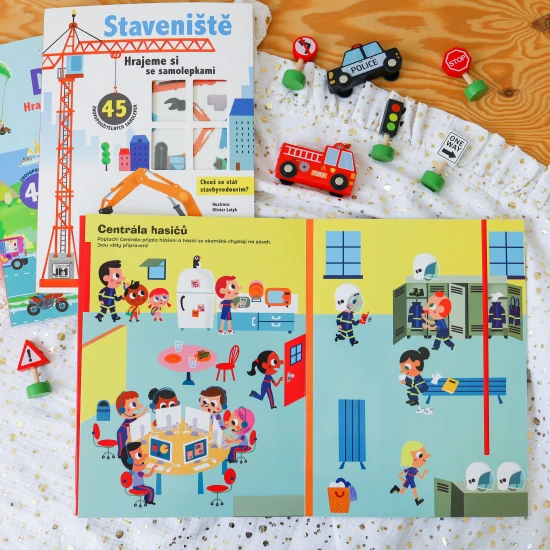 Titul obsahuje 10 barevných stran a 3 listy plné znovu použitelných samolepek.