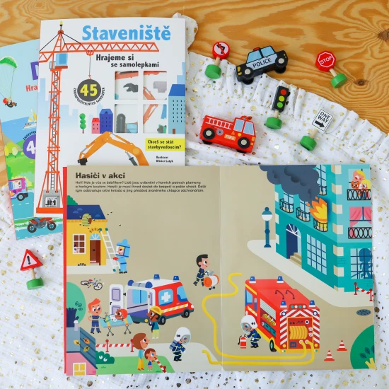 Titul obsahuje 10 barevných stran a 3 listy plné znovu použitelných samolepek.