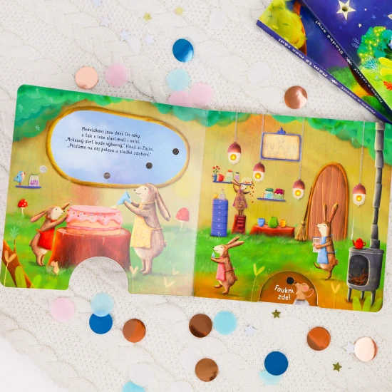 Foukni na knížku a nechej také rozzářit světélka! Počti si v knížce o zvířátkách, která spolu s Medvídkem slaví jeho třetí narozeniny.