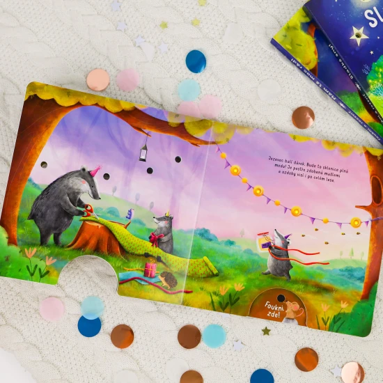 Foukni na knížku a nechej také rozzářit světélka! Počti si v knížce o zvířátkách, která spolu s Medvídkem slaví jeho třetí narozeniny.