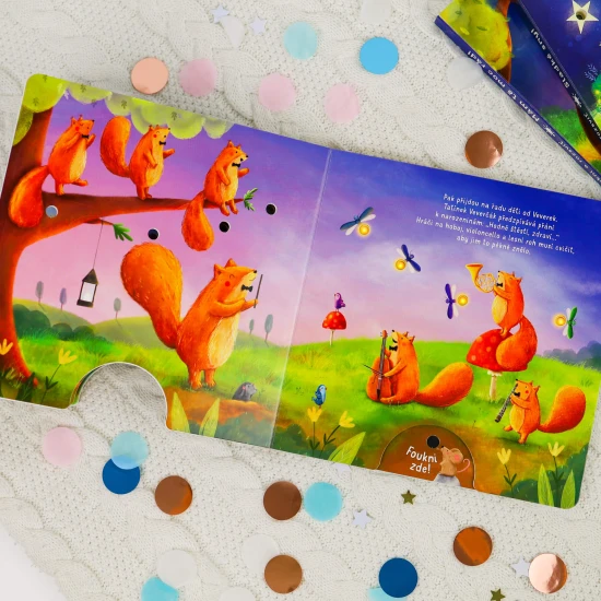 Foukni na knížku a nechej také rozzářit světélka! Počti si v knížce o zvířátkách, která spolu s Medvídkem slaví jeho třetí narozeniny.