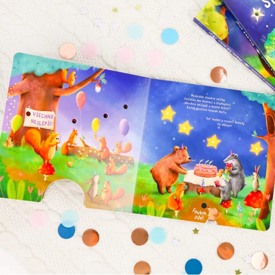 Foukni na knížku a nechej také rozzářit světélka! Počti si v knížce o zvířátkách, která spolu s Medvídkem slaví jeho třetí narozeniny.