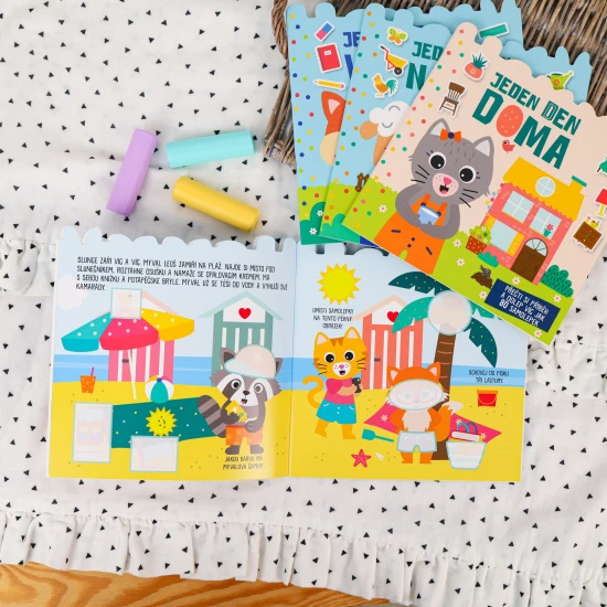 Připojte se k mývalovi a kamarádům při výletu na pláž a zažijte den plný her a barevných samolepek.