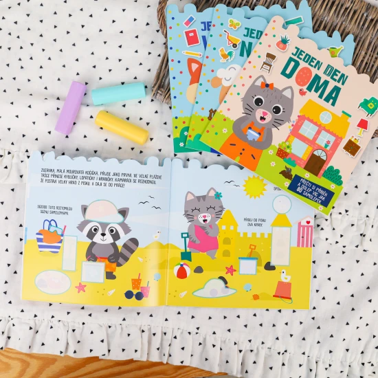 Připojte se k mývalovi a kamarádům při výletu na pláž a zažijte den plný her a barevných samolepek.