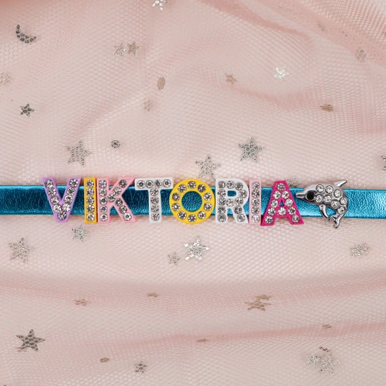 Přívěsek písmeno V na dětský náramek se jménem Nojomojo