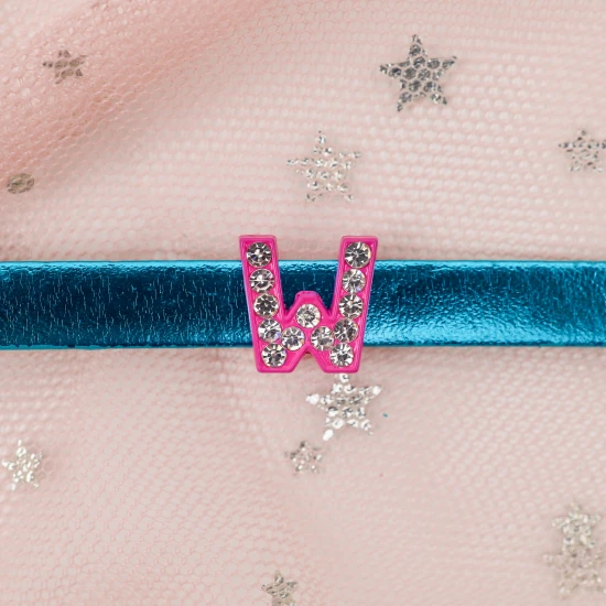 Přívěsek písmeno W na dětský náramek se jménem Nojomojo