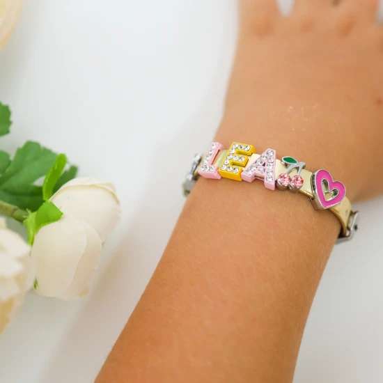 Přívěsek písmeno L na dětský náramek se jménem Nojomojo