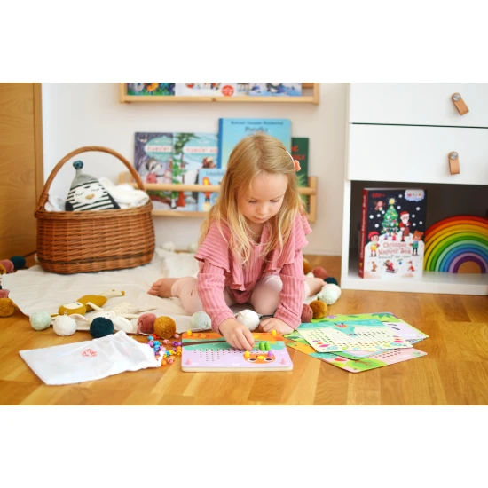 Maxi Mozaika - první společenská hra pro děti od 3 let. Rozvíjí kreativitu, jemnou motoriku a fantazii pomocí barevných hříbků a zvířátek.