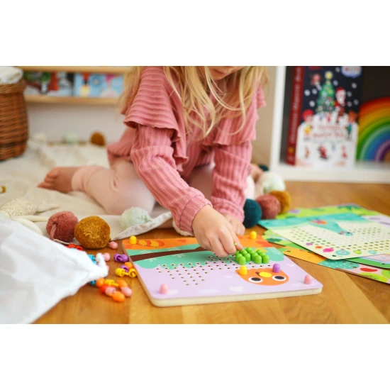 Maxi Mozaika - první společenská hra pro děti od 3 let. Rozvíjí kreativitu, jemnou motoriku a fantazii pomocí barevných hříbků a zvířátek.