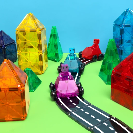 Připravte se na závody s magnetickou stavebnicí Dashers.