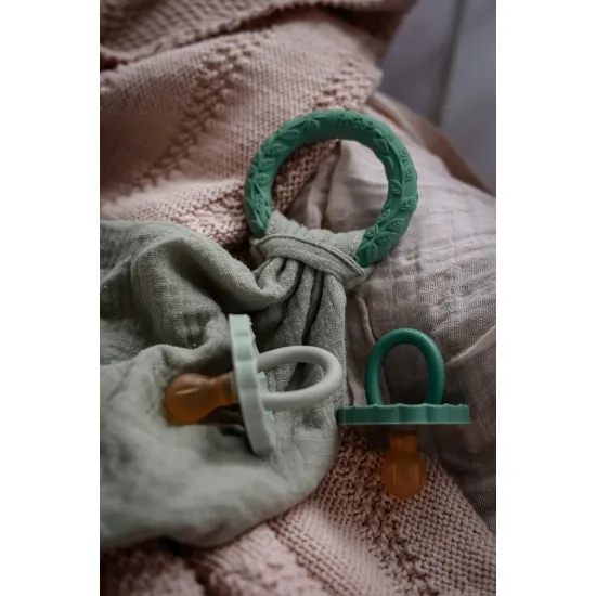 Mušelínový mazlíček s kaučukovým kroužkem v zelené barvě.