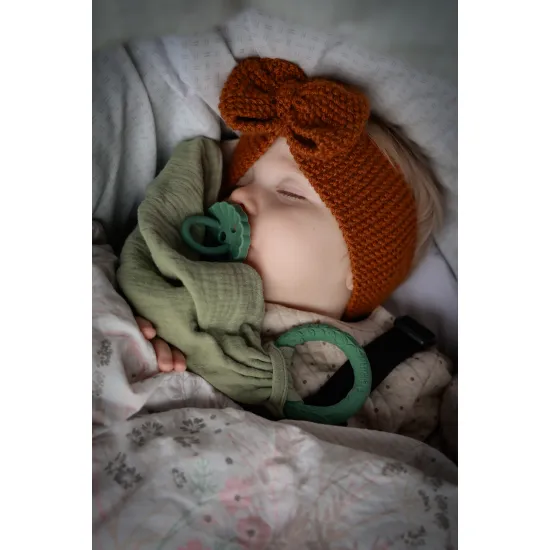 Mušelínový mazlíček s kaučukovým kroužkem v zelené barvě.