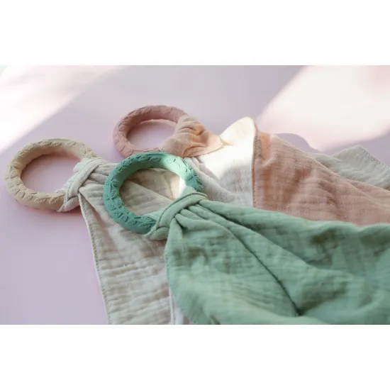 Mušelínový mazlíček s kaučukovým kroužkem v zelené barvě.