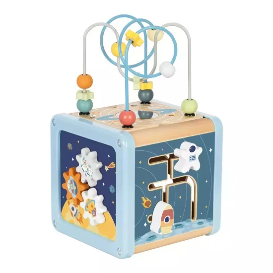 Tooky Toy Kostka s aktivitami Vesmír Dřevěná aktivita kostka s motivy vesmíru od Tooky Toy s bludištěm, vkládačkou a ozubenými kolečky.