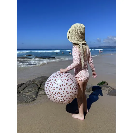 Užijte si spoustu zábavy s tímto nafukovacím míčem od Swim Essentials s leopardím motivem. Všichni vám ji budou závidět. Je skvělý jako nafukovací plážový míč, ale využijete jej i doma na zahradě či na chalupě.