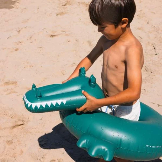 Nafukovací kruh ve tvaru zeleného krokodýla – zábavná letní hračka pro děti od Swim Essentials