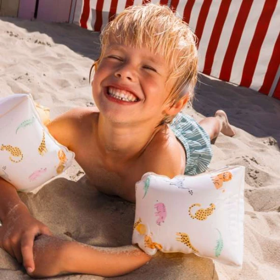 Nafukovací dětské plavecké rukavice Swim Essentials Safari pro děti, ideální pro plavání v bazénu i u moře.