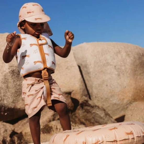 Praktický letní klobouček s ochranou krku od Swim Essentials s leopardím motivem ochrání děti před UV zářením. 