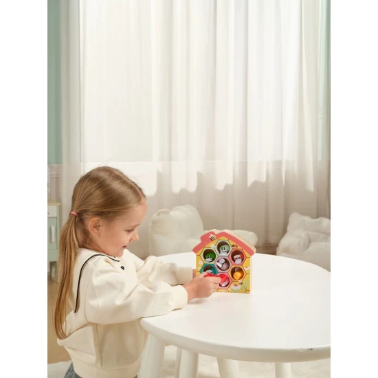 2Kids Toys Včelí úl Montessori dřevěná hra s pestrobarevnými včelkami a pinzetou pro rozvoj motorických a vizuálních dovedností dětí.