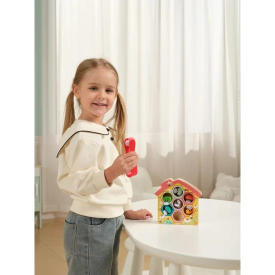 2Kids Toys Včelí úl Montessori dřevěná hra s pestrobarevnými včelkami a pinzetou pro rozvoj motorických a vizuálních dovedností dětí.