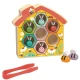 2Kids Toys Včelí úl Montessori dřevěná hra s pestrobarevnými včelkami a pinzetou pro rozvoj motorických a vizuálních dovedností dětí.