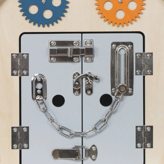 Dřevěný Montessori domeček se zámky a aktivitami pro děti – interaktivní vzdělávací hračka