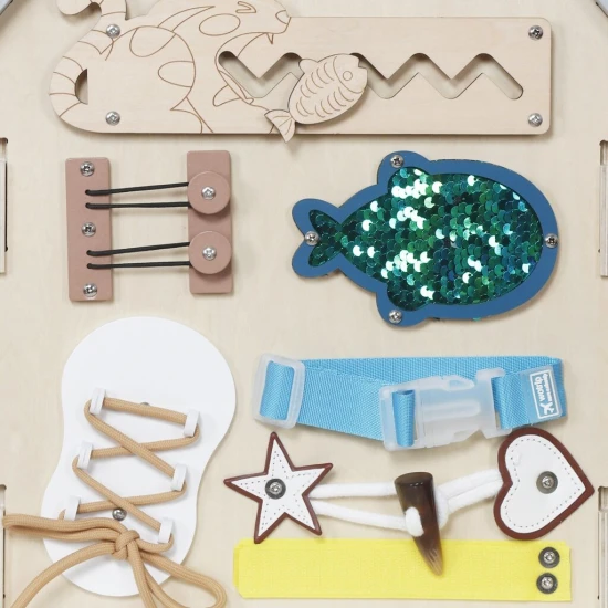 Dřevěný Montessori domeček se zámky a aktivitami pro děti – interaktivní vzdělávací hračka