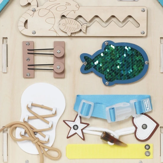 Dřevěný Montessori domeček se zámky a aktivitami pro děti – interaktivní vzdělávací hračka