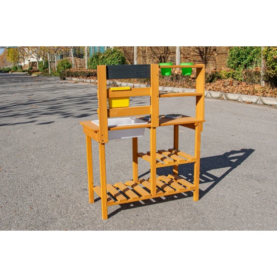 Dřevěná zahradní kuchyňka s dřezem