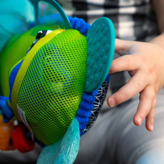 Aktivní hračka na C-kroužku želva Neptune’s Sensory Sidekick™ 0m+ Aktivní hračka na C-kroužku želva Neptune’s Sensory Sidekick™ 0m+ Baby Einstein 13156-6