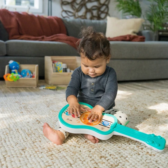 Hudební hračka dřevěná ukulele Magic Touch HAPE 6m+ Baby Einstein 12609-6